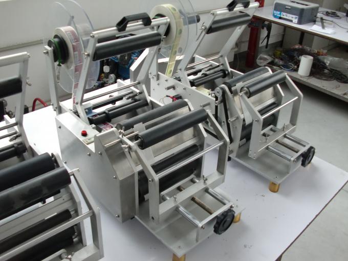 Eranskailu autoitsaskorra botila borobilean 220V etiketatzeko makina automatikoa