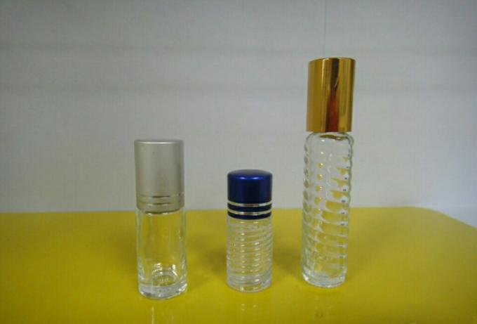 Eranskailu auto itsasgarrirako botila biribil txiki txikia flasko horizontalean etiketatzeko makina