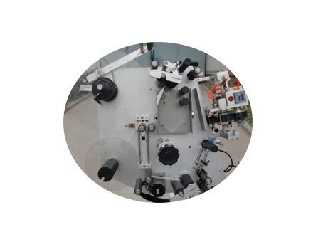 10ml botila txikiak etiketatzeko makina Ziurtagiridun geruza bikoitzeko etiketarekin