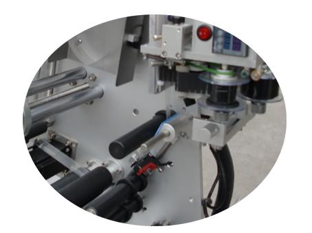 10ml botila txikiak etiketatzeko makina Ziurtagiridun geruza bikoitzeko etiketarekin