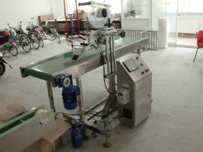 Mahaiaren gaineko itsasgarriak eranskailua gainazal lauko etiketa aplikatzailea orri makinarekin elikatzen diren objektuekin