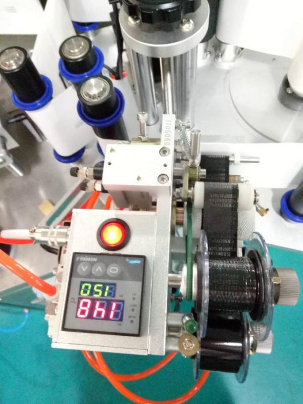 Etiketa automatikoa Doubel alboko eranskailuen etiketatzeko makina orri gailuarekin eta kodetzeko makinarekin