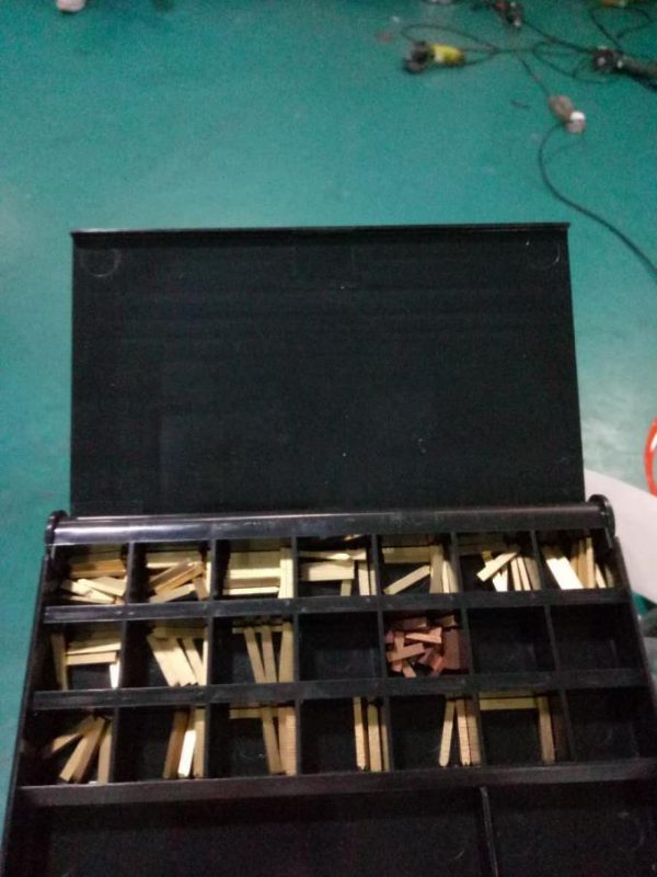 Etiketa automatikoa Doubel alboko eranskailuen etiketatzeko makina orri gailuarekin eta kodetzeko makinarekin