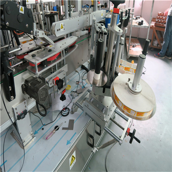 Auto itsasgarriak hiru etiketatzeko makina lineala aurrealdean / atzean / lepoan Edariak / Janariak / Eguneko produktu kimikoak