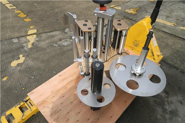 Botila biribileko etiketa birakaria, biraketa-ontziak etiketatzeko makina-sistemarekin