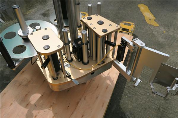 Abiadura Handiko Pegatina Birakariak Etiketatzeko Makina Biraketa Funtzioarekin