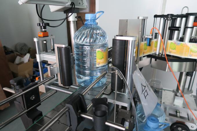 Edateko ura 5 L botila biribileko pegatina etiketatzeko makina, auto-itsasgarrien etiketa itsasteko makineria