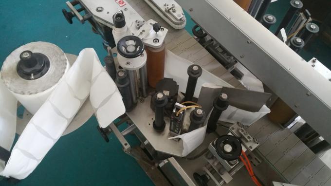 25 kg poto botila karratu eranskailua aplikatzeko makina, etiketatzeko makina elikatzeko botilekin abiadura egonkorra duena