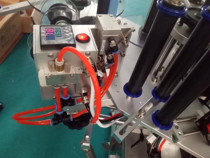 Pertsonalizatutako hiru edo bikoitzeko eranskailuen etiketatzeko makina kodetzeko makinarekin