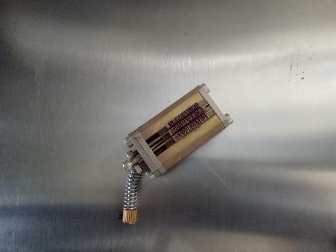 Pertsonalizatutako hiru edo bikoitzeko eranskailuen etiketatzeko makina kodetzeko makinarekin