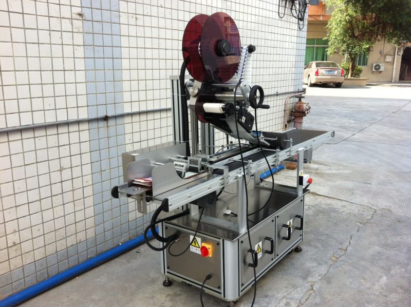 Txina disko elektrikoaren goiko etiketatze makina, autoadhesiboen pegatina etiketatzeko makina hornitzailea