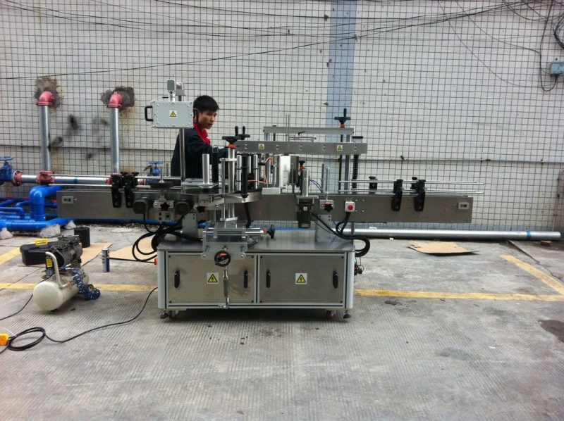 Txina itsasgarri automatiko osoa botila borobilak etiketatzeko makina Pet Botilen aurrealdeko eta atzeko hornitzaileentzako